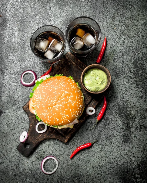 Hamburguesa fresca con cola y salsa picante . —  Fotos de Stock