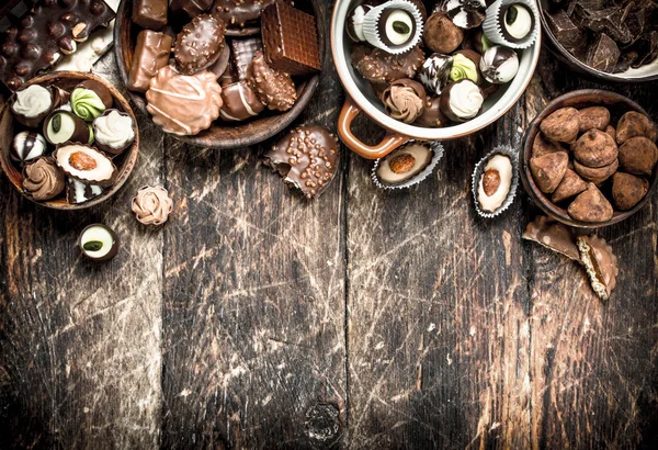 Chocolate candies in a bowls. — Stock Photo, Image