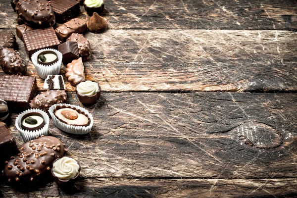 Schokoladenbonbons. auf Holzgrund. — Stockfoto