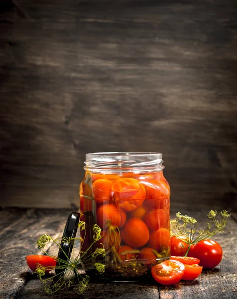 Eingelegte Tomaten mit Kräutern und Gewürzen im Glas. — Stockfoto