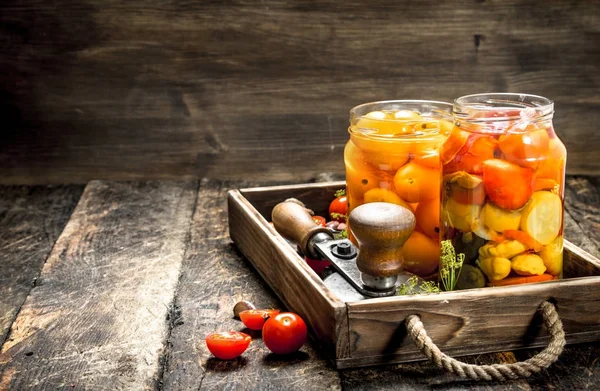 Tomates marinados com temperos em uma bandeja velha . — Fotografia de Stock