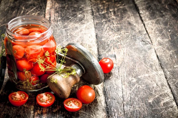 Eingelegte Tomaten mit Kräutern Gewürze und Nähmaschine. — Stockfoto