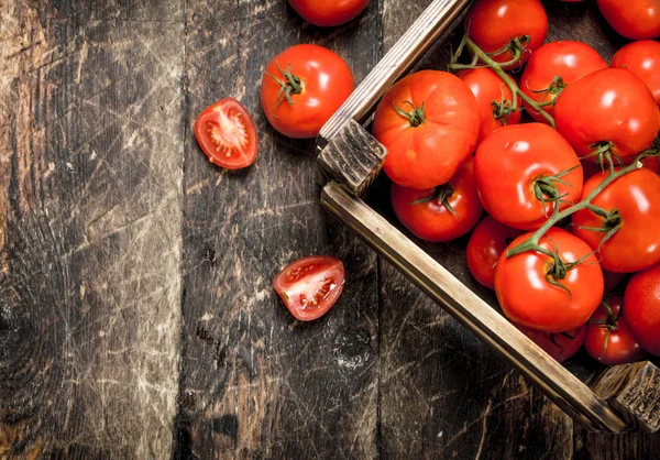 Tomates frescos em uma caixa velha . — Fotografia de Stock