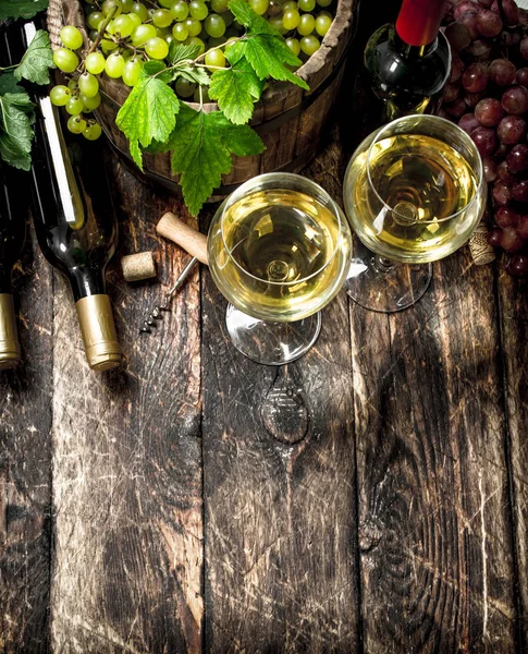 Fundo do vinho. Vinho branco e tinto com ramos de uvas . — Fotografia de Stock