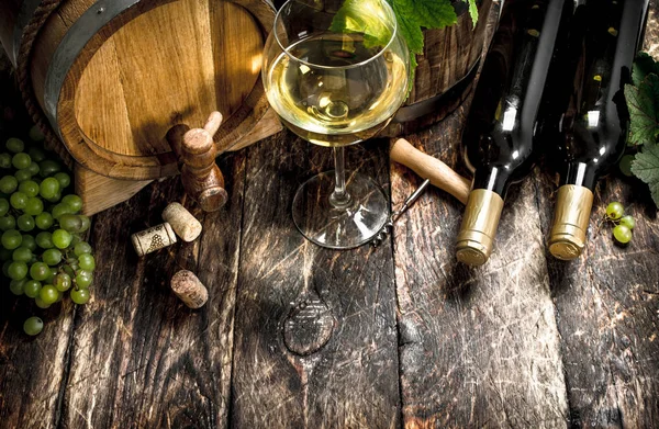 Wein Hintergrund. ein Fass Weißwein mit Zweigen grüner Trauben. — Stockfoto