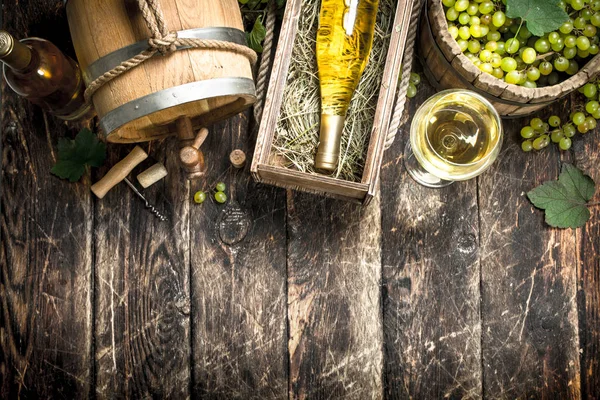 Fundo do vinho. Vinho branco com um balde de uvas verdes . — Fotografia de Stock