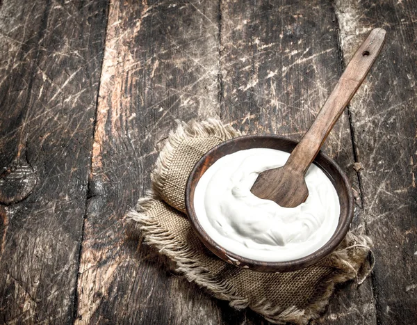 Přírodní jogurt v misce. — Stock fotografie