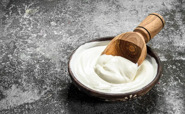 Yogurt naturale in una ciotola . — Foto Stock