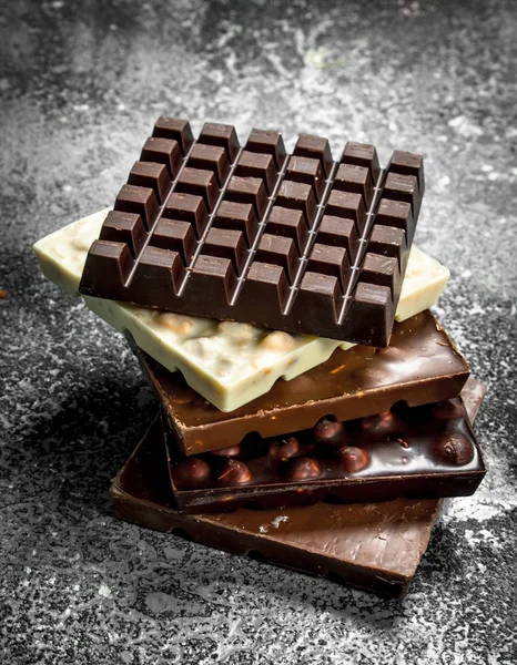 Koyu, beyaz ve fındıklı çikolata.