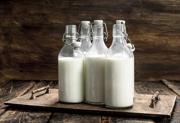 Flessen met verse melk. — Stockfoto