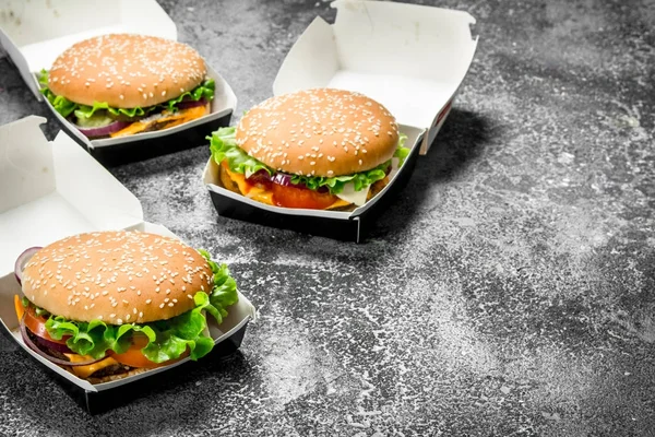 Burgers frais dans des boîtes en papier . Image En Vente