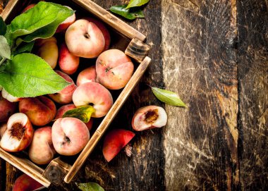 bir kutu içinde taze şeftali.