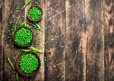 Bir kasede taze taze bezelye.