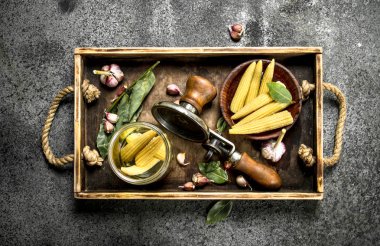 Baharat ve seamer bir tepsi ile turşu Mısır.