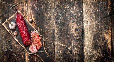 Salam otlar ve baharatlar tahtası ile.