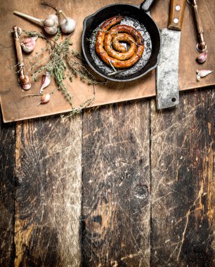 tavada bir dal kekik kokulu sosis.