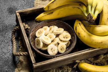 Bir tepsi üzerinde bir kapta taze muz parçalarını.