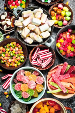 Çok renkli şeker, jöle ve bir kase içinde marshmallow.