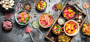 Tatlı şeker, Lokum ve reçel bir ahşap tepsi ile şekerlenmiş meyve.