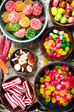 Çok renkli şeker, jöle ve bir kase içinde marshmallow.