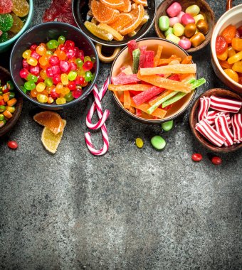 Çok renkli şeker, jöle ve bir kase içinde marshmallow.
