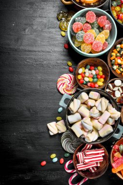 Farklı tatlı şeker, jöle ve bir kase içinde şekerlenmiş.