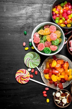 Farklı tatlı şeker, jöle ve bir kase içinde şekerlenmiş.