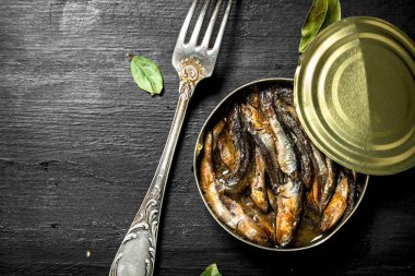 Teneke bir kutuda konserve hamsi.