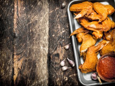 Soslu tavuk kanadı füme.