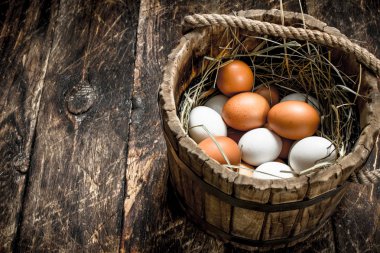 Eski bir ahşap Demet taze tavuk yumurta.