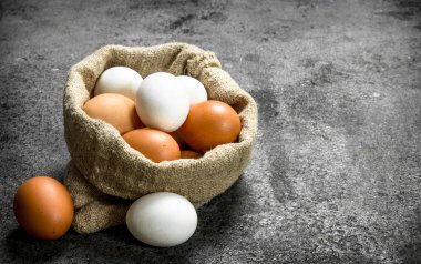 Bir çanta içinde taze tavuk yumurta.