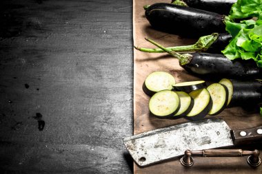 Eski bir bıçak ve dilimleri ile taze patlıcan.