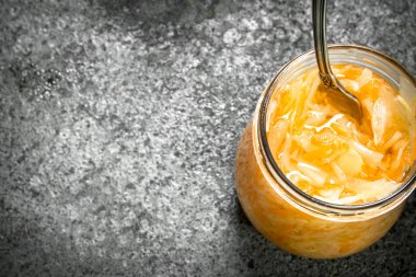 Cam kavanoz turşu lahana.