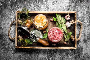 Otlar ve seamer bir tepsi ile marine edilmiş lahana.