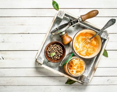 bir kasede lahana turşusu.