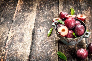 Bir kasede taze erikler.