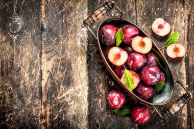 Bir kasede taze erikler.