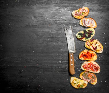 Taze sandviç somon, havyar, pastırma ve sebze ile deniz ürünleri.