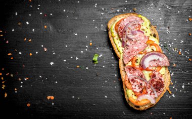 Sandviç salam, domates ve kırmızı soğan ile.