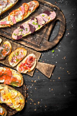 Deniz ürünleri, et ve sebze taze ekmek arası sandviç.