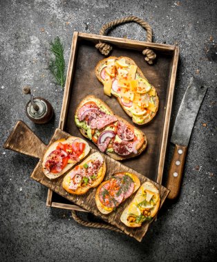 Deniz ürünleri, et ve sebze eski bir tepsi ile çeşitli sandviç.