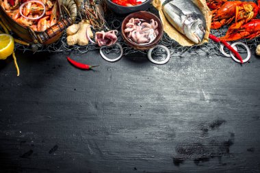 Çeşitli taze deniz ürünleri.