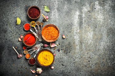 Çeşitli otlar ve baharatlar ile kaşık ölçme.