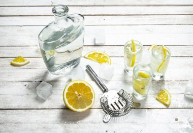 Votka limon ve buz ile çekim.