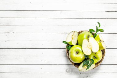 sepetteki yeşil elmalar.