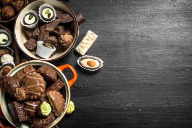 Bir kase çikolata şekerleme.