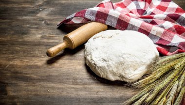 Bir oklava ve spikelets buğday ile hamur.