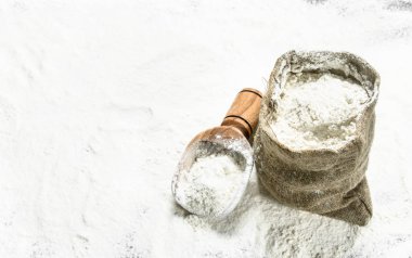 Bir torba ile tahta bir kaşık un.