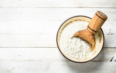 Bir kase içinde bir kepçe ile un.