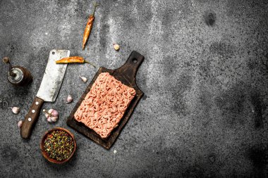 Kıyma çeşitli baharatlar ve otlar ile.